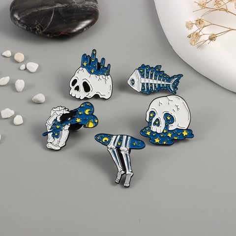 Gothic Starry Night Skull Enamel Pin Alloy Galaxy Heart Fish Bone Brooch Pin For Clothing Backpack Unisex Artistic Jewelry
