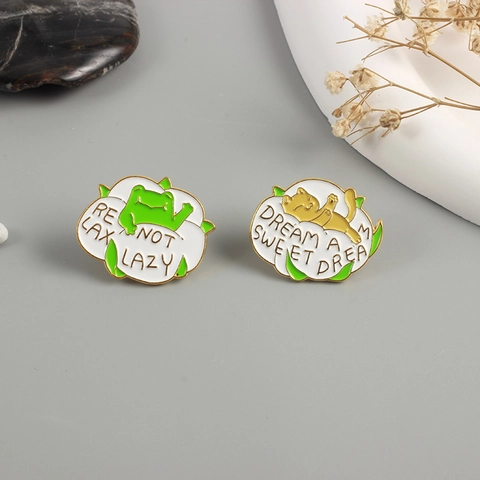 Simpatiche Spille in Lega di Animali Cartoni Animati Rana Gatto Slogan Lapel Pins per Zaino Gioielli per Abbigliamento