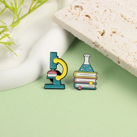 Spilla in Smalto Laboratorio Scientifico di Moda Microscopio Flacone Chimico Su Libri Spille in Lega Gioielli di Moda Distintivi per Studenti Insegnanti