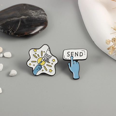 Pins de Esmalte Creativos de Astronauta y Extraterrestre Forma de Estrella Botón SEND Broche de Aleación para Mochilas Joyería