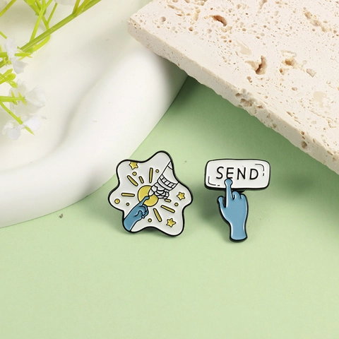 Kreative Astronaut Alien Emaille Pins Hand Berührung Sternform SEND Taste Legierung Brosche Abzeichen Für Rucksack Schmuck