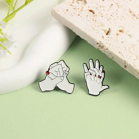 Creatieve Handgebaar Emaille Broche Pin Legering Geschilderde Witte Handen Rode Nagels Voor Koppels Vrienden Sieraden Decoratie Gift