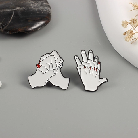 Creatieve Handgebaar Emaille Broche Pin Legering Geschilderde Witte Handen Rode Nagels Voor Koppels Vrienden Sieraden Decoratie Gift