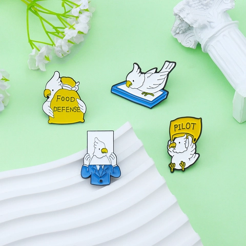 Cartoon Cockatoo Enamel Brooch Humorous Bird Badge Alloy Pins For Backpack Clothes Decorative Accessories Pilot Design