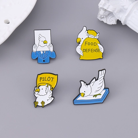 Cartoon Cockatoo Enamel Brooch Humorous Bird Badge Alloy Pins For Backpack Clothes Decorative Accessories Pilot Design