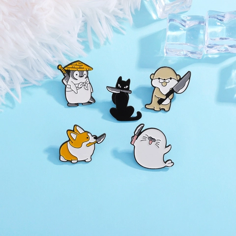 Spilla Smaltata Animali Killer Divertente Pinguino Gatto Corgi Lontra Foca con Coltello Distintivo in Lega di Zinco Accessorio di Moda