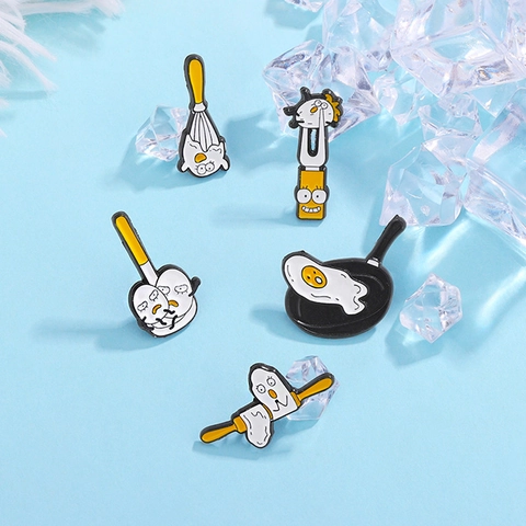 Cartoon Gourmet Ei Emaille Brosche Pin Set Zinklegierung Bratpfanne Schneebesen Abzeichen Witziger Essen Schmuck Für Kleidung Rucksack Damen Herren Kinder Geschenk