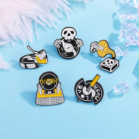 Punk Skull Hand Music Vinyl Record Enamel Brooch Pin Retro Gramophone DJ Style Zinc Alloy Jewelry Badge For Backpack Clothing Accessory
