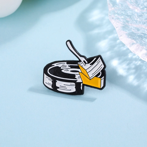 Punk Skull Hand Music Vinyl Record Enamel Brooch Pin Retro Gramophone DJ Style Zinc Alloy Jewelry Badge For Backpack Clothing Accessory