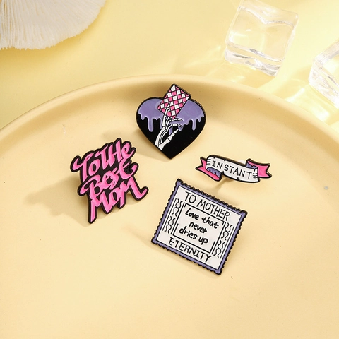 Moederdag Emaille Broche Pin Set Zinklegering Skelet Hand Hart Patroon Lint Instant Brief Badge Voor Vrouwen Sieraden Accessoires Cadeau