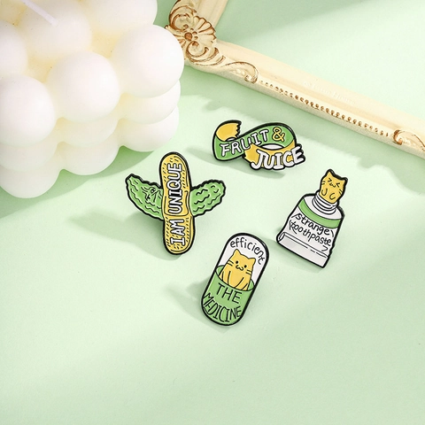 Lustige Cartoon Emaille Pin Abzeichen Set Kreative Katze Zahnpasta Kapsel Gurke Legierung Brosche Für Kleidung Rucksack Dekoration Schmuck
