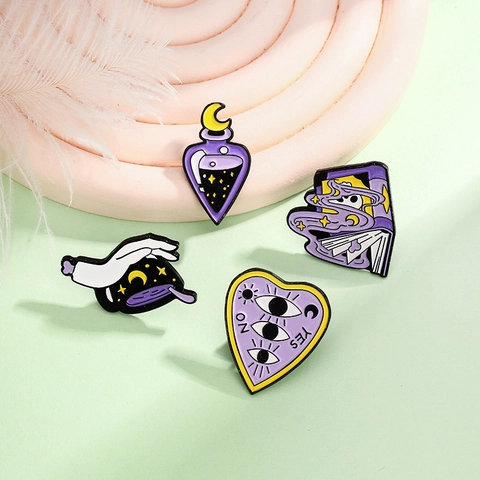 Broches en Alliage d'Émail de Sorcière Mystique Épingles Livre de Magie Crâne Bouteille de Potion Coupe de Lune Cœur Planchette Badge Gothique Bijoux Accessoires
