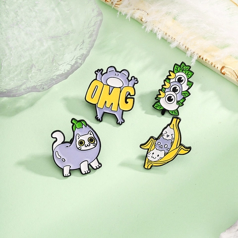 Divertente Spilla in Smalto Gatto in Banana Melanzana Creativa Animale Rana OMG Spilla in Lega Verniciata per Zaino Abbigliamento