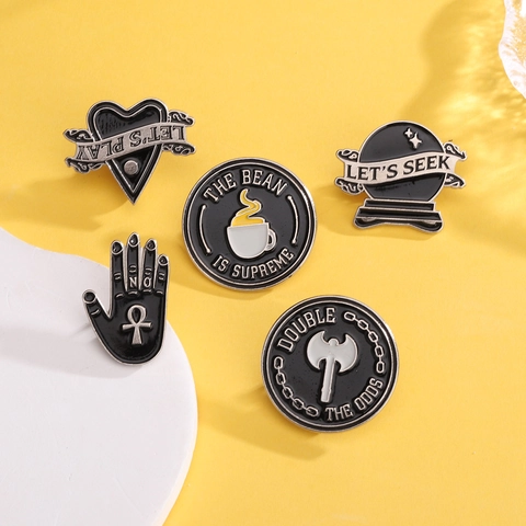 Set di Spille in Lega di Smalto Gotico Sfera di Cristallo Mistica Ascia Tazza di Caffè Forma di Mano per Zaino Abbigliamento Donna Uomo