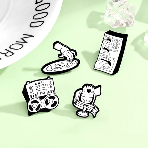 Muziekwereld Emaille Broches Zinklegering DJ Hand Platenspeler Tong Luidspreker Bandrecorder Microfoon Badge Pin Sieraden Voor Muziekliefhebbers