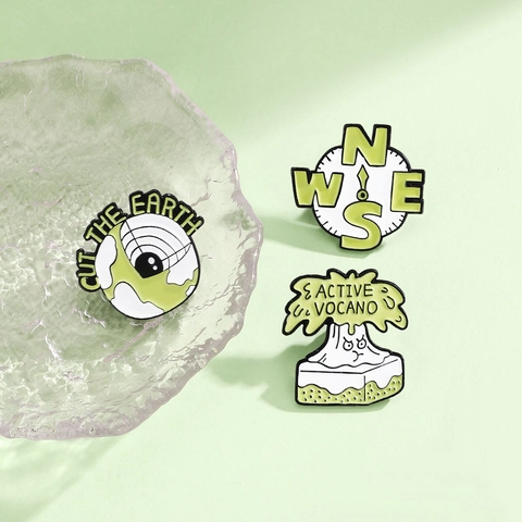 Cartoon Erde Kompass Vulkan Emaille Pin Brosche Legierung Einbrennlackierung Badge Natur Thema Schmuck Geschenk Für Damen Herren Rucksack