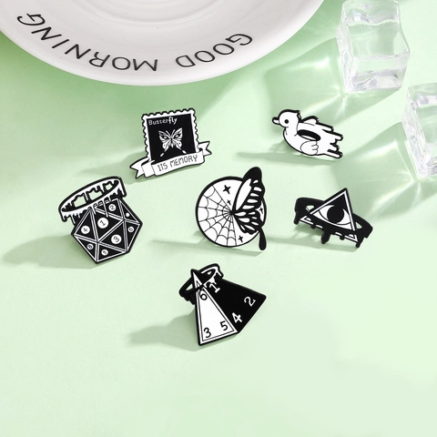 Spilla in Lega Creativa Smaltata Bianca e Nera Farfalla Occhio Ragnatela Anatra Distintivi Geometrici Gioielli di Moda