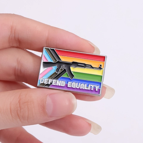 Spilla Smaltata AK-47 Rifle Progress Pride Flag Defend Equality in Lega LGBTQ Support Badge per Zaino Abbigliamento Giacca