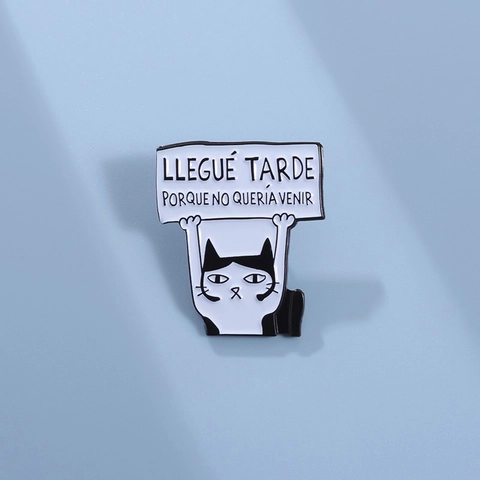 Broche Émaillée Chat Rigolo avec Panneau Texte Espagnol En Retard Car Je Ne Voulais Pas Venir Broche Alliage Zinc pour Sac