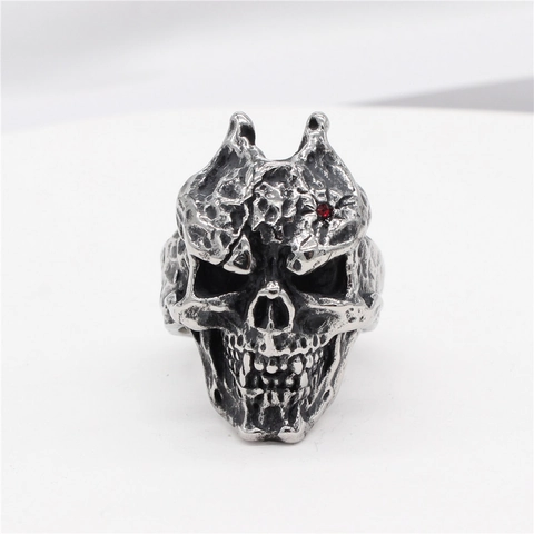 Anello Gotico Punk a Forma di Teschio per Uomo Acciaio Inossidabile Invecchiato Occhio di Strass Rosso Gioielli Biker