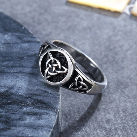 Anello con Sigillo Triquetra Nodo Celtico Vichingo Vintage per Uomo Acciaio al Titanio Retro Nordic Punk Gioielli Regalo