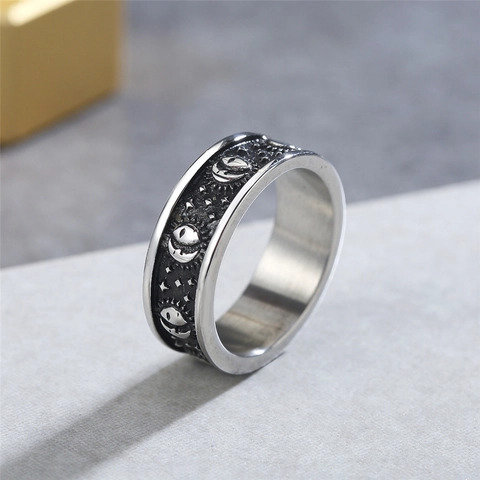 Anello a Fascia Vintage in Acciaio al Titanio Con Rilievo Sole Luna Stelle Argento Nero Punk Bohemien Uomo Donna