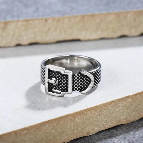 Anello in Acciaio al Titanio Vintage per Uomo Retro Punk Design a Fibbia di Cintura Trama Punteggiata Gioielli Regalo