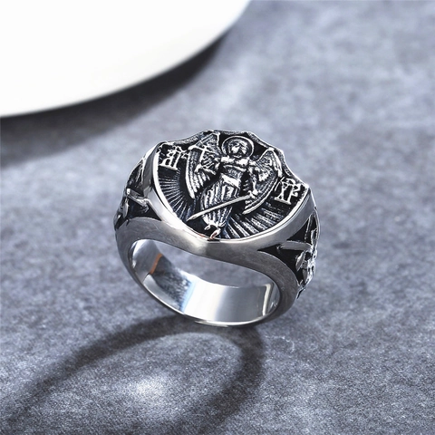 Anello Vintage in Acciaio al Titanio con Scudo dell'Arcangelo San Michele per Uomo Ali Gotiche Religiose Gioiello Punk