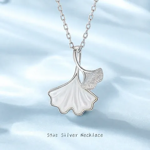 Collier Feuille de Ginkgo et Coquillage en Argent Sterling 925 pour Femme Élégant Pendentif en Nacre Blanche et Zirconia