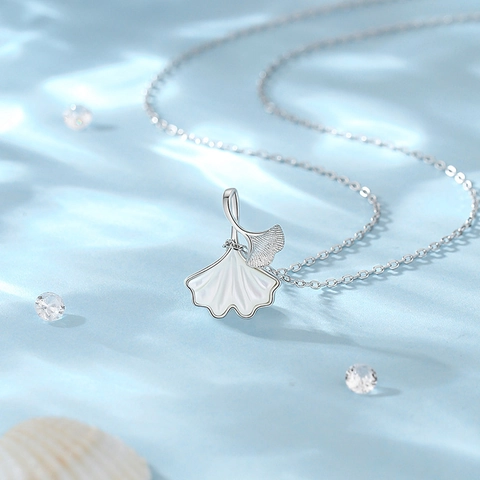 Collier Feuille de Ginkgo et Coquillage en Argent Sterling 925 pour Femme Élégant Pendentif en Nacre Blanche et Zirconia