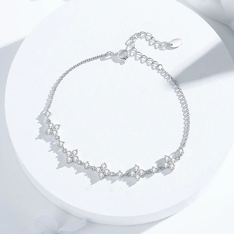 Elegant 925 Sterling Silver Four Leaf Clover Bracelet With White Zirconia Inlaid Shiny Flower Charms For Women Simple Minimalist Daily Jewelry