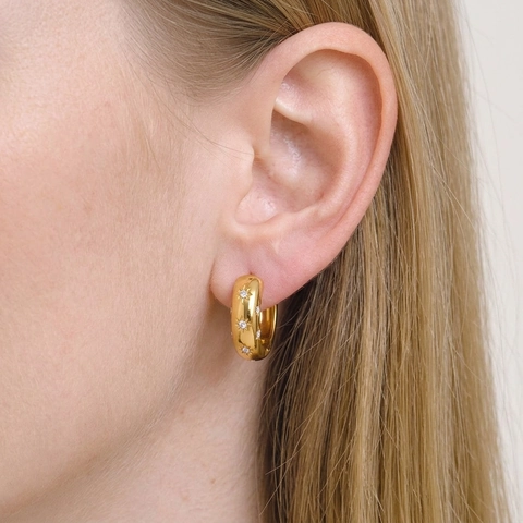 Pendientes De Aro En Forma De C De Acero Inoxidable Con Patrón De Estrella De Zirconia Chapado En Oro De 18K