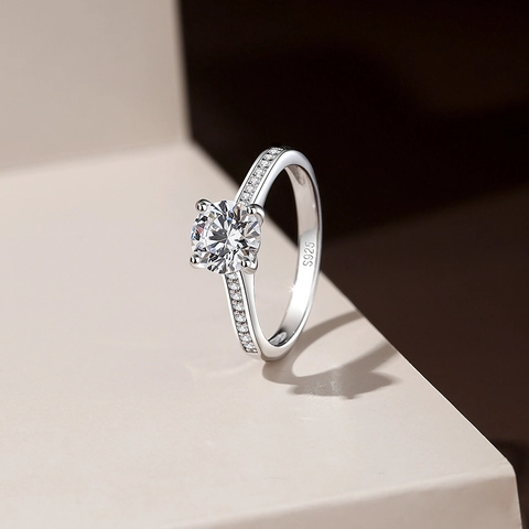 S925 Plata de Ley Moissanita Anillo Redondo Cuatro Garras Solitario Con Pavé Diamante de Imitación Banda Lujo Ajustable Joyería