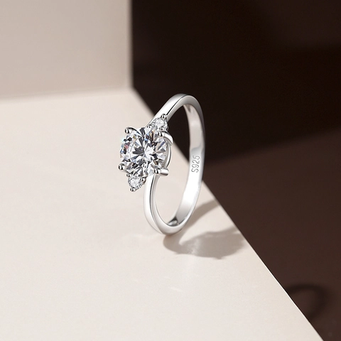 Anillo de Plata de Ley 925 Moissanita para Mujer 1 Quilate Corte Redondo Circonia Tres Piedras Ajustable Banda Torcida Joyería de Boda Regalo
