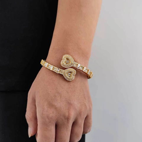 Luxury Copper Zirconia Heart Bypass Bangle Hip Hop Pave Zirconia Open Bracelet Gold White Gold Color Punk Fashion Jewelry Gift