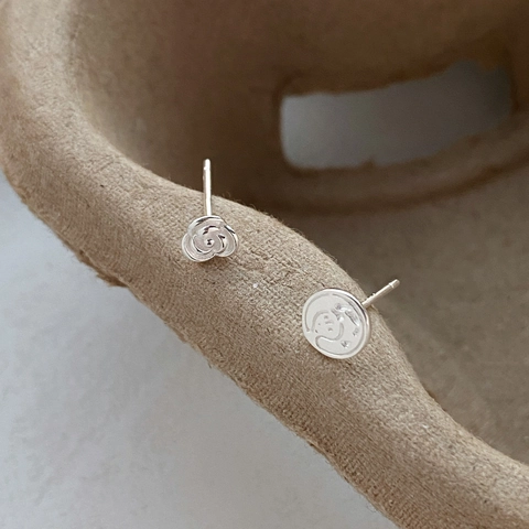Orecchini a Bottone in Argento Sterling S999 Asimmetrici a Forma di Rosa Romantici Botanici Con Rilievo a Piatto Rotondo per Donna