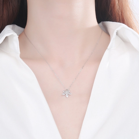 S925 Sterling Silver Maple Leaf Pendant Necklace For Women Shiny Rhinestone Clavicle Chain Minimalist Fashion Daily Jewelry Gift