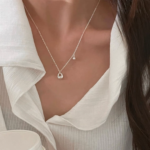 Collier Pendentif Boule en Alliage Minimaliste pour Femmes Mode Style Ins Chaîne de Clavicule Galvanisée Ton Argent Bijoux Cadeau