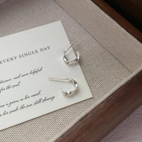 S999 Fine Silver C-Shaped Mobius Stud Earrings Minimalist Twisted Hoop Earrings For Women Light Luxury Geometry Piercing Jewelry