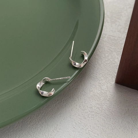 S999 Fine Silver C-Shaped Mobius Stud Earrings Minimalist Twisted Hoop Earrings For Women Light Luxury Geometry Piercing Jewelry