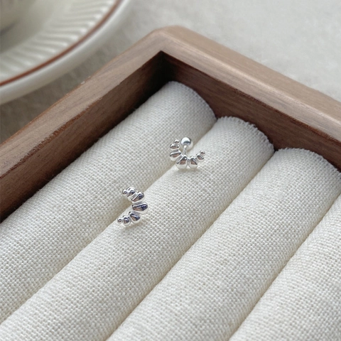 S999 Feinsilber Croissant Bogen Ohrstecker Für Damen Einfache Elegante Perlenstruktur Minimalistischer Schmuck Schraubverschluss