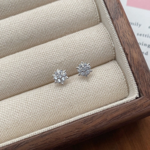 925 Sterling Silver Snowflake Stud Earrings Sparkly Zirconia Inlaid Light Luxury Minimalist Earrings For Women Jewelry Gift