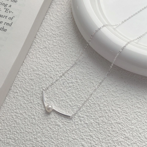 S925 Sterling Silver Freshwater Pearl Necklace For Women Minimalist French Chic Curved Bar Pendant Adjustable Jewelry