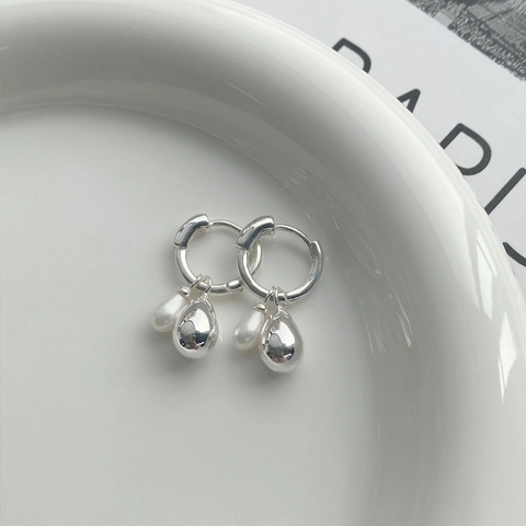 Damen S925 Sterlingsilber Wassertropfen Creolen Mit Künstlicher Perle Und Poliertem Metallanhänger Minimalistischer Eleganter Französischer Schmuck