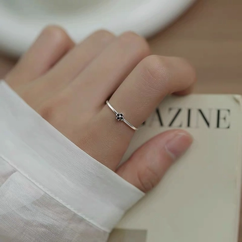 Anello Aperto a Fiore in Argento Sterling S925 Con Zircone Nero per Donna Gioiello da Dito Regolabile Minimalista Squisito
