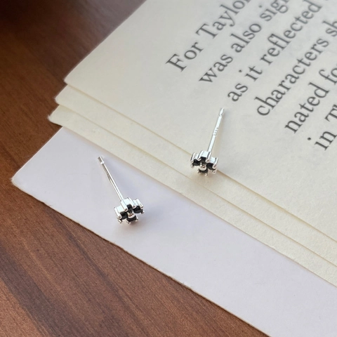 Minimalista Orecchini a Bottone in Argento Sterling 999 Fiore di Quadrifoglio Nero Piccoli Orecchini con Zirconia Donna