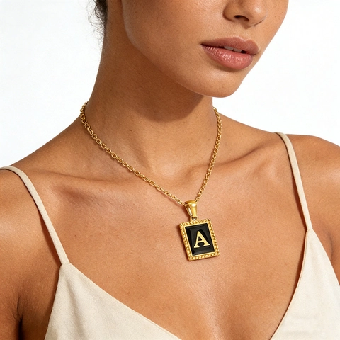 Collier Pendentif Lettre Initiale Acier Inoxydable Plaqué Or 18K Tag Rectangulaire Émail Noir Coquille Bijoux Vintage Femmes