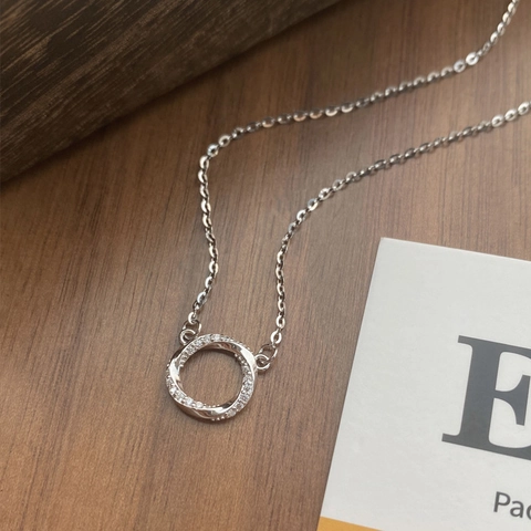 925 Sterling Silver Mobius Loop Pendant Necklace For Women Zirconia Inlaid Minimalist Dainty Clavicle Chain Jewelry Gift