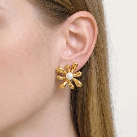 Orecchini A Lobo Fiore Vintage Acciaio Inossidabile Con Perla Artificial Impermeabile Ipoallergenico Elegante Placcato Oro Gioielli Per Donne