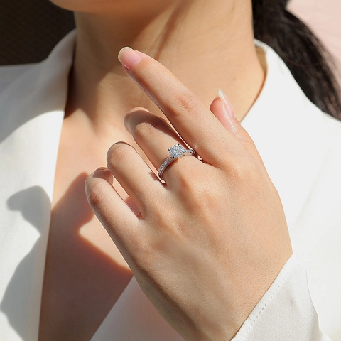 Bague Moissanite en Argent Sterling 925 Coupe Brillant Rond Sertie de Griffes Bague de Fiançailles pour Femmes Couleur D Bijoux Classiques Certifiés GRA